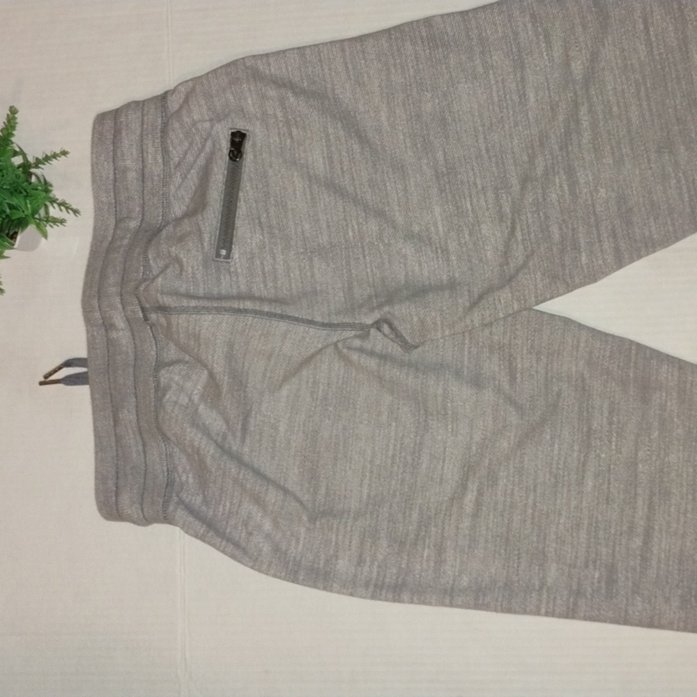 lululemon athletica Tea Lounge Crop Joggers. Womens size 6. Heather Gray color. - Picture 12 of 15
